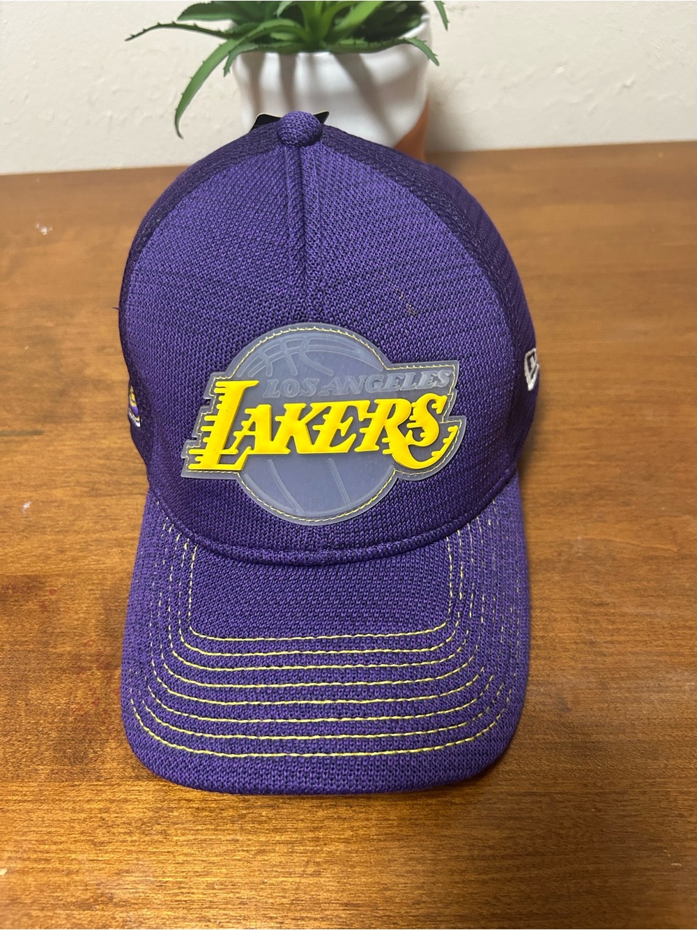 NWT Angeles Lakers “On-Court Collection 39THIRTY” Stretch Fitted Cap.